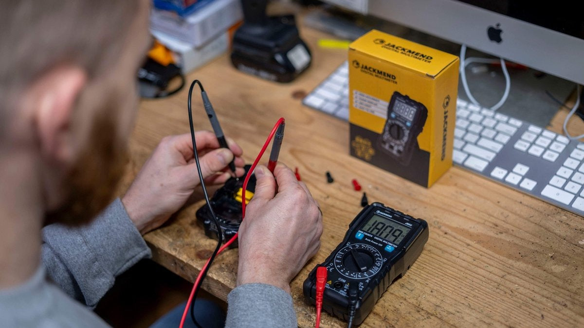 Multimètre numérique JACKMEND - Voltmètre intelligent avec lampe torche LED - Mesure de tension AC / DC - Voltmètre - Multimètre